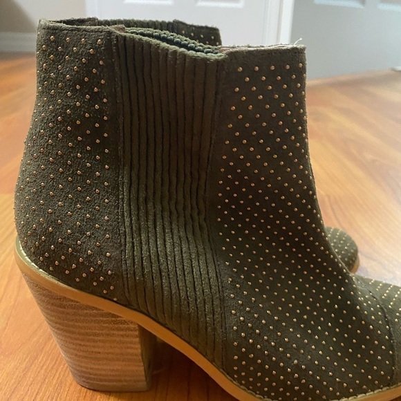 ANTHROPLOGIE Aerin Olive suede studded booties boots pull on fall winter sz 8.5 - Picture 3 of 11